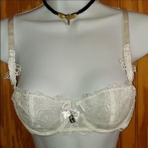 Lise Charmel bra it is very white bad lighting....